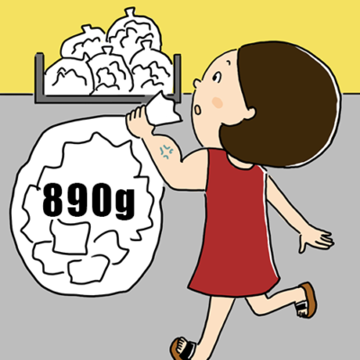 890gのごみ袋を持ってごみ捨て場に駆け寄る女性。腕はムキムキになっている