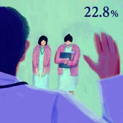 男性医師が、女性看護師2人に右手を上げて挨拶しているシーン