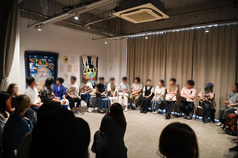 映画上映後は車座になって語り合います